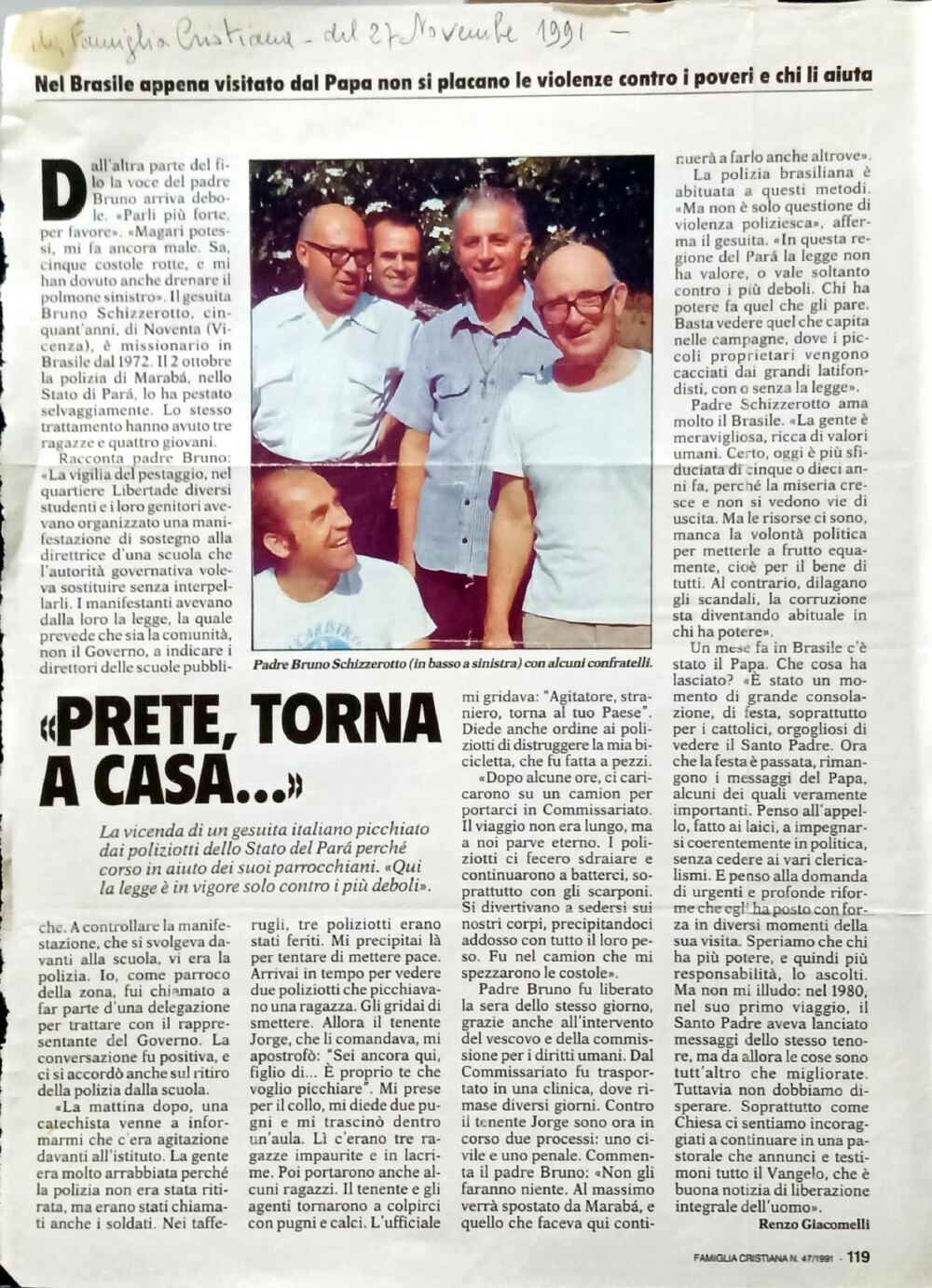 Página da revista Famiglia Cristiana, edição de 27 de novembro de 1991, com o título 'Prete, torna a casa...' e uma fotografia do padre Bruno Schizzerotto com outros confrades jesuítas.